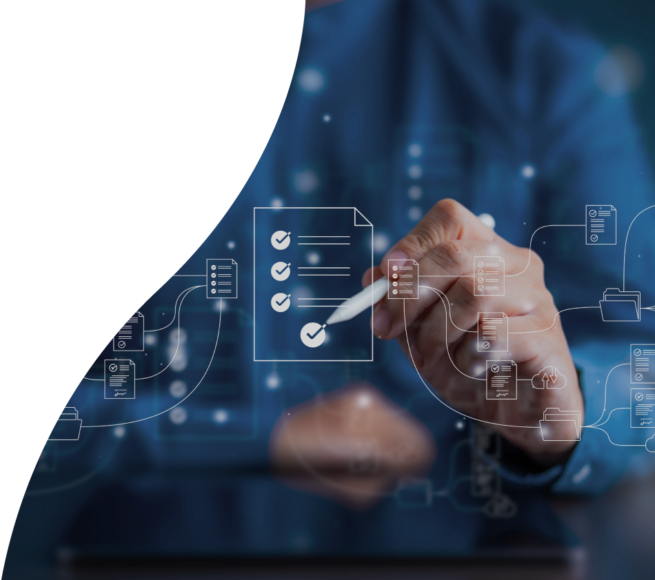 Ein Mann in blauem Hemd tippt mit einem Tablet-Stift auf grafische Symbole, die vor ihm in schweben. Sie symbolisieren Dateien und die Verknüpfung zwischen ihnen.