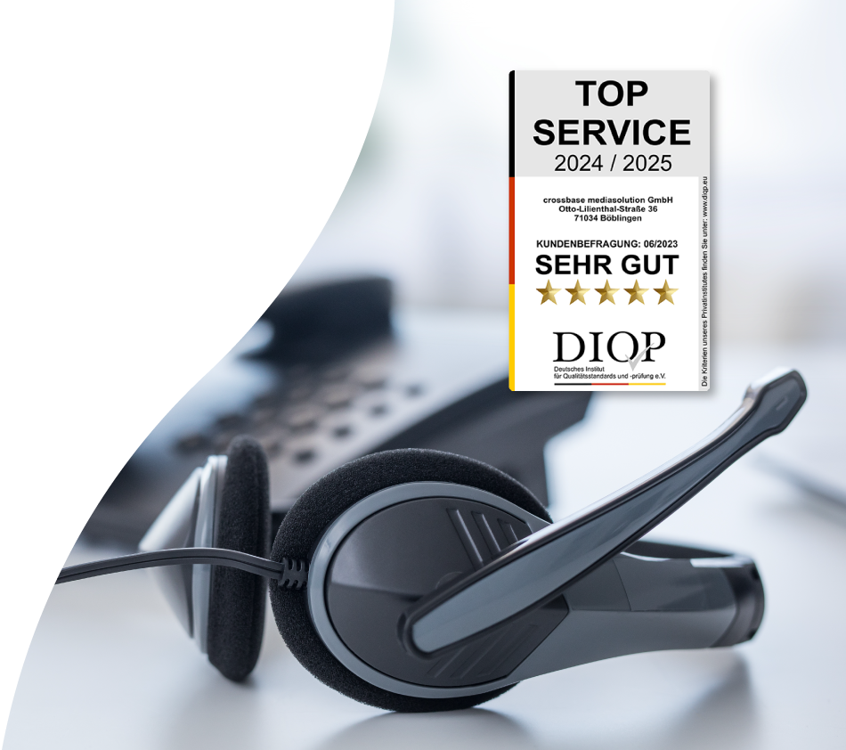 Im Vordergrund ist das Top Service-Logo für das Jahr 2024/25 personalisiert auf crossbase zu sehen. Im Hintergrund befindet sich ein Tisch mit einem Headset und einem Kabeltelefon. Beides steht für die Erreichbarkeit und den Service von crossbase.
