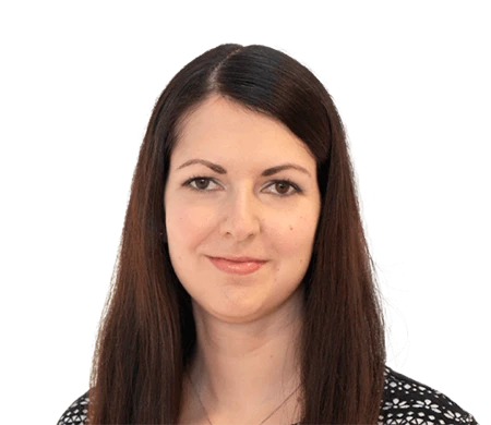 Julia Multhammer der Firma Max Frank blickt freundlich in die Kamera. Sie hat lange, glatte, dunkelbraune Haare mit Mittelscheitel und trägt ein Oberteil mit schwarzem und weißem Muster.