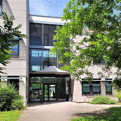 Auf dem Bild ist das Bürogebäude in Entzheim zu sehen, in dem sich crossbase SARL befindet.