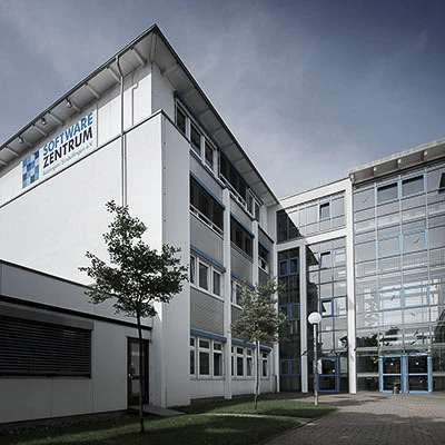 Auf dem Bild ist ein Teil des Softwarezentrums, in dem sich die crossbase mediasolution GmbH befindet, von außen zu sehen.
