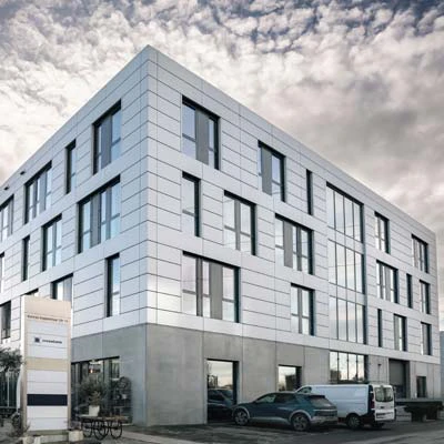 Auf dem Bild ist das Bürogebäude in Wolfurt zu sehen, in dem sich die Niederlassung der crossbase mediasolution GmbH befindet.