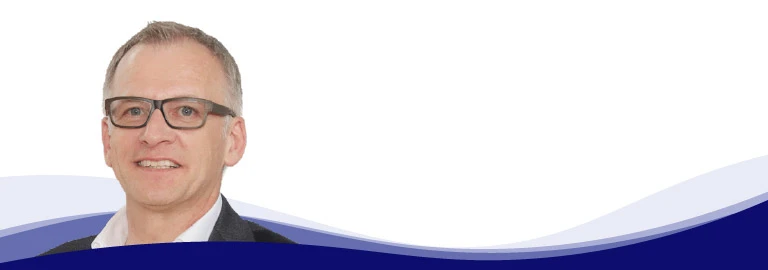 Wolfgang Maier, Marketingleiter bei LEUCO, blickt freundlich in die Kamera. Er trägt eine markante, dunkle Brille, ein weißes Hemd mit offenem Kragen und ein dunkles Sakko. Seine kurzen Haare sind grau meliert.