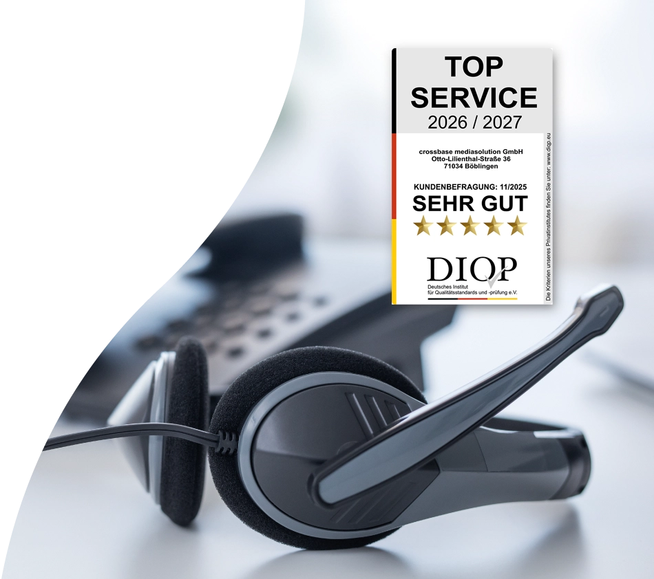 Im Vordergrund ist das Top Service-Logo für das Jahr 2024/25 personalisiert auf crossbase zu sehen. Im Hintergrund befindet sich ein Tisch mit einem Headset und einem Kabeltelefon. Beides steht für die Erreichbarkeit und den Service von crossbase.