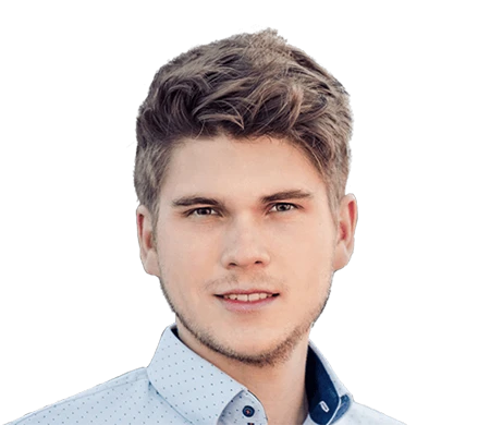 Moritz Futterer schaut freundlich in die Kamera. Er hat kurzes, hellbraunes bis dunkelblondes, leicht gewelltes Haar und einen Bartansatz. Er trägt ein helles Hemd mit dezentem Muster.