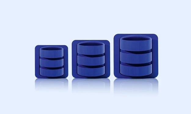 Drei blaue Datenbanksymbole sind nebeneinander auf einem hellblauen Hintergrund angeordnet. Jedes Symbol zeigt eine zylindrische Form, die eine Datenbank darstellt, eingerahmt von einem quadratischen Rahmen. Die Symbole nehmen von links nach rechts an Größe zu und symbolisieren die drei Editionen von crossbase. Die Formen spiegeln sich leicht auf der glänzenden Oberfläche unter ihnen.